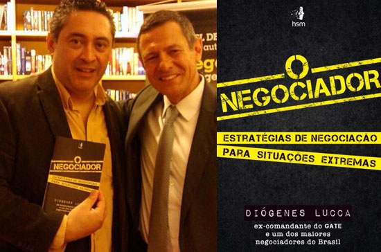 O corretor de seguros Josaf� Ferreira Primo (� esquerda) recomenda o livro 'O negociador', de Di�genes Lucca (ao seu lado)